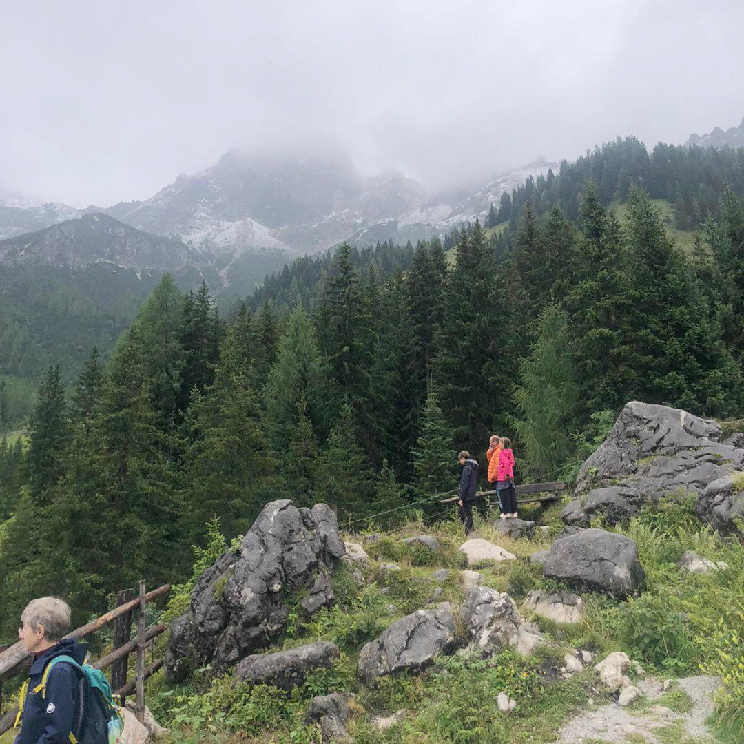 Bank zum Ausruhen lädt ein Wandertage Filzmoos 2023 am Dachstein-Gebirge in Österreich