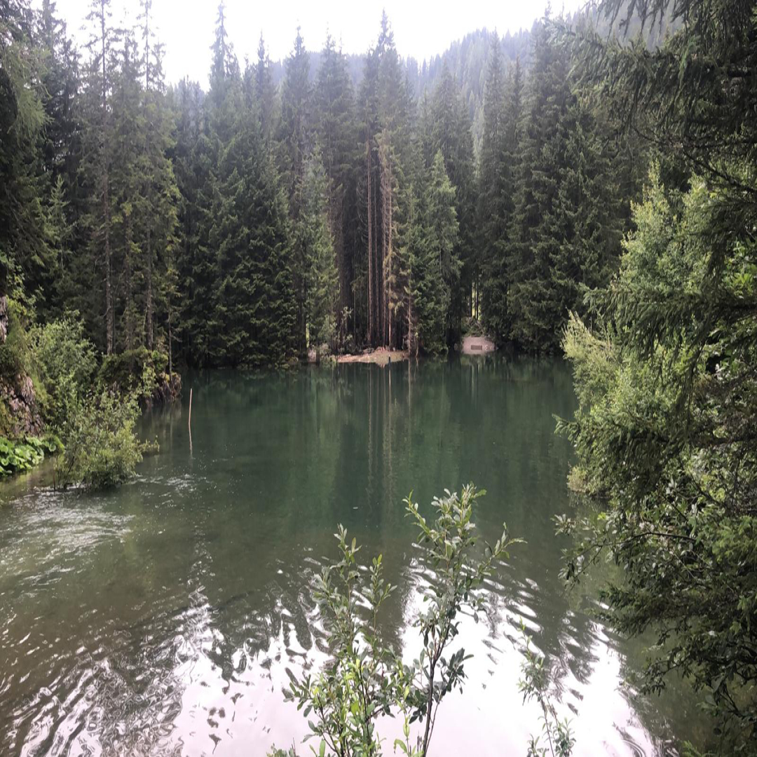 Weitere Impression vom Almsee am Fuße der Bischofsmütze Wandertage Filzmoos 2023 am Dachstein-Gebirge in Österreich