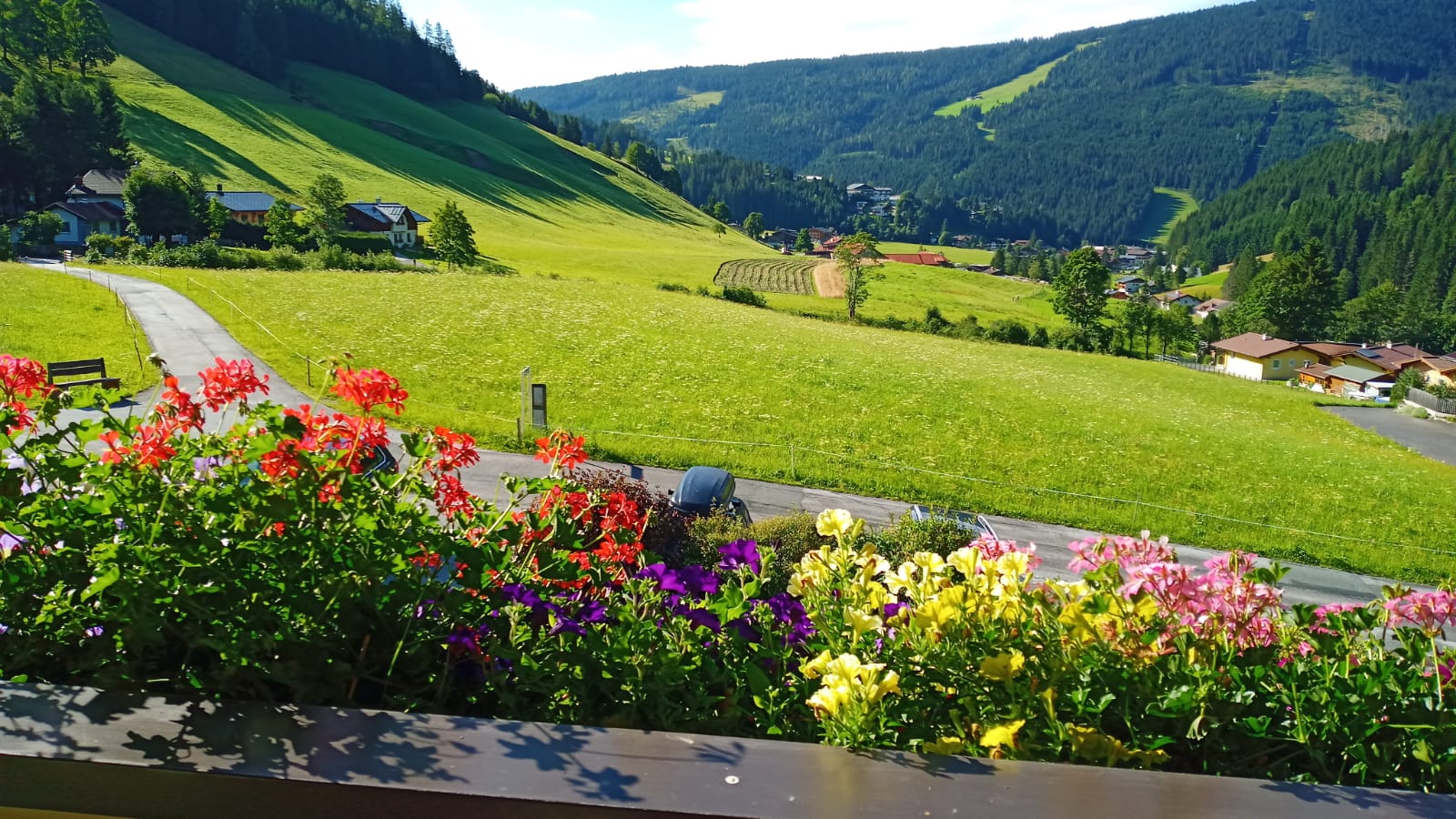 Ein wunderbarer sonniger Morgengruß von Christine Roeder aus Filzmoos von den Wandertagen 2023 Blick vom Balkon der Pension 