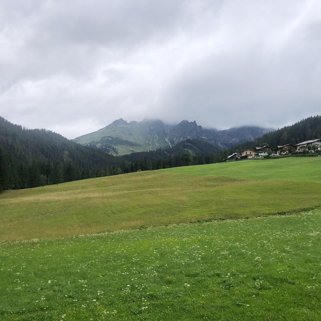 Bischofsmütze in den Wolken Wandertage Filzmoos 2023 am Dachstein-Gebirge