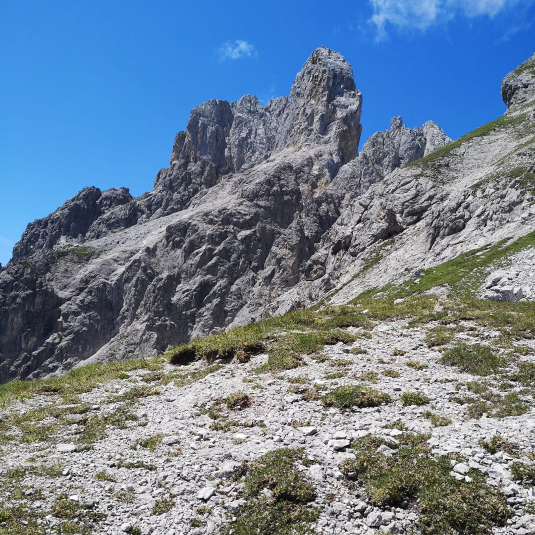 Bischofsmütze ganz nah am m Steigelpass Wandertage Filzmoos 2023 am Dachstein-Gebirge in Österreich